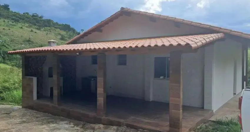 Granja com vinte mil metros quadrados para venda em Torreões, MG