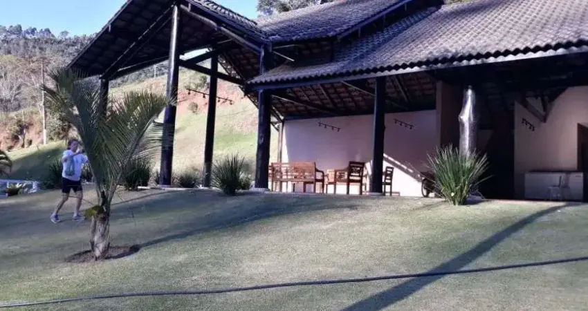 Casa em condomínio com três quartos para locação e venda no bairro Bonsucesso,Teresópolis-RJ