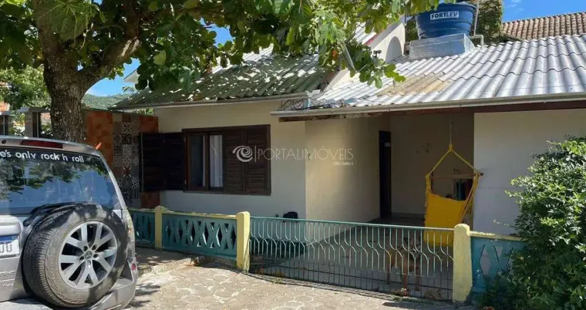 Investimento perfeito: duas casas em localização privilegiada em porto belo, próximo à praia e à praça central