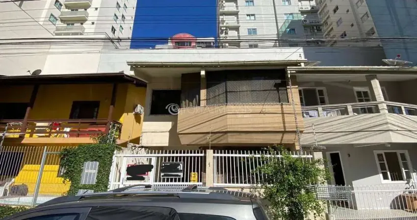 Casa aconchegante em meia praia: 03 quartos, mobiliada, com churrasqueira