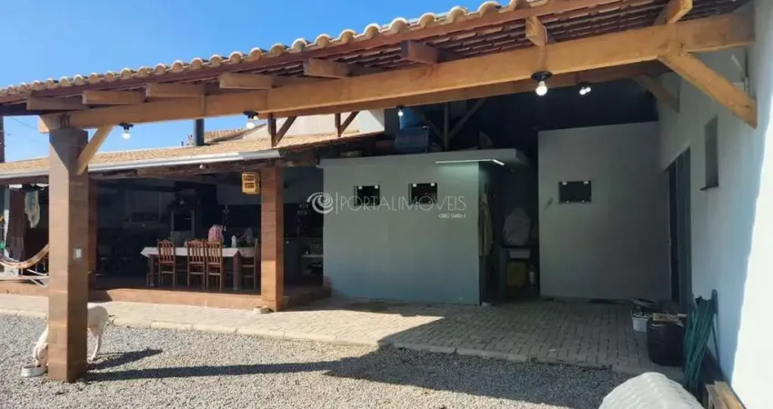 Casa de 3 suítes mobiliada com ampla área externa e churrasqueira em itapema