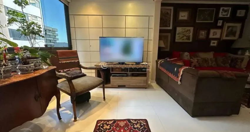 Apartamento reformado a 150 metros do mar: 3 dormitórios no residencial itália, meia praia