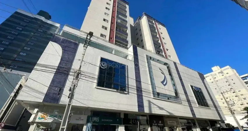 Conforto e lazer completo em meia praia: 2 dormitórios, sacada com churrasqueira e vaga dupla