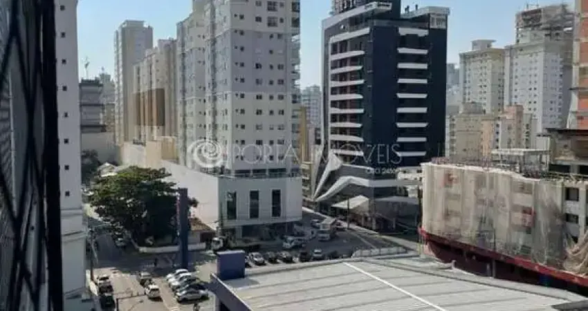Apartamento mobiliado com 3 suítes e ampla sacada gourmet, a apenas 600 metros da praia