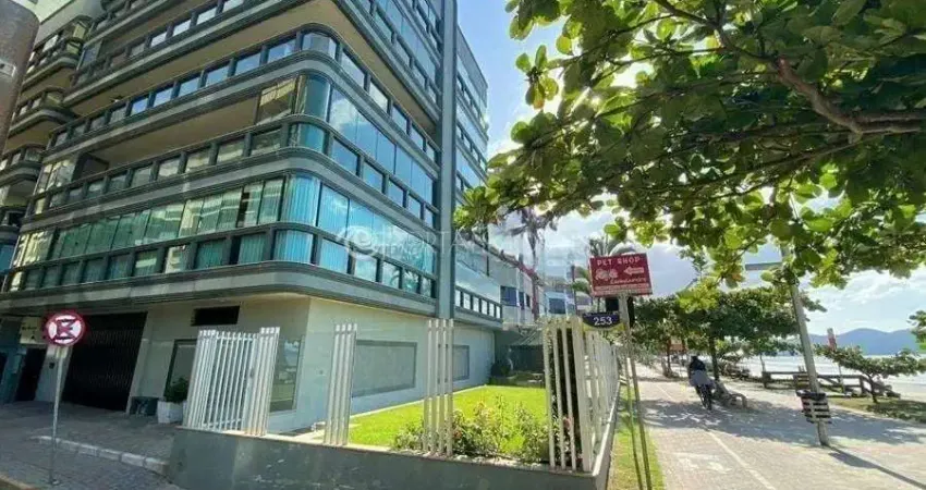 Apartamento frente mar em meia praia: 3 dormitórios com vista lateral e sacada gourmet