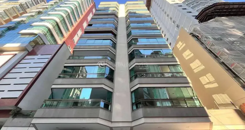 Amplo apto com 3 dorms e sacada com churrasqueira – 130m² a 300m do mar em meia praia