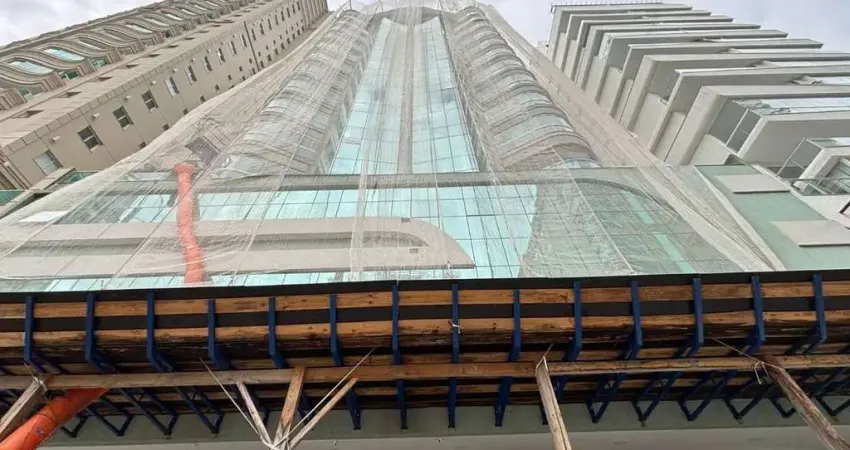 Amplo apartamento mobiliado com 4 dormitórios a 250m do mar – meia praia