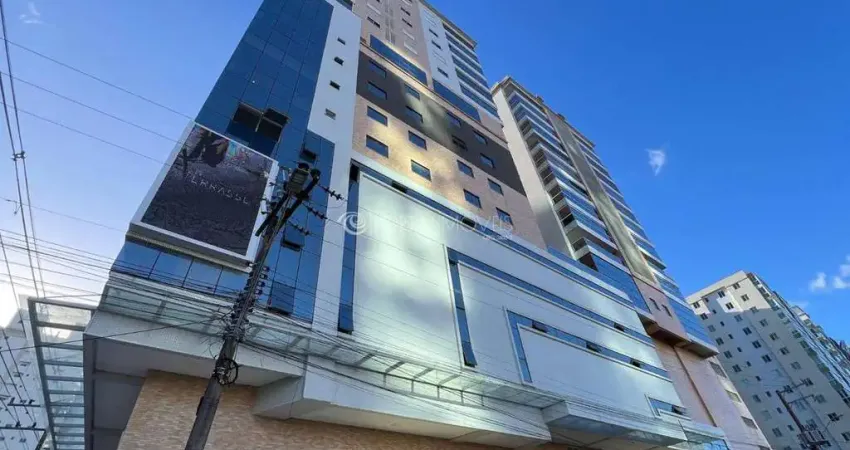 Duplex de alto padrão com 3 suítes e 3 vagas – mobiliado e a poucos metros do mar em meia praia