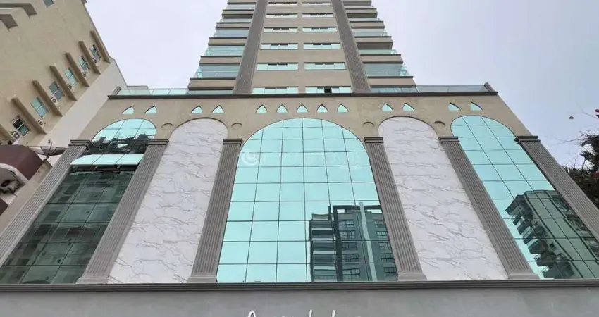 Sala comercial em meia praia com 1 vaga – entrada facilitada e estuda permuta!