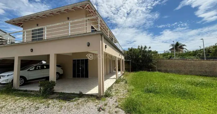 Casa com terreno amplo de 530m² em porto belo – 3 dorms e garagem coberta