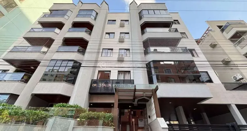 Apartamento mobiliado de 3 dormitórios com sacada fechada e churrasqueira no centro de itapema