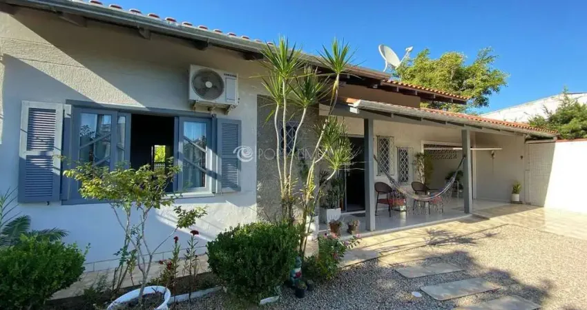 Casa térrea com churrasqueira e ótima localização – 100m² construídos em perequê