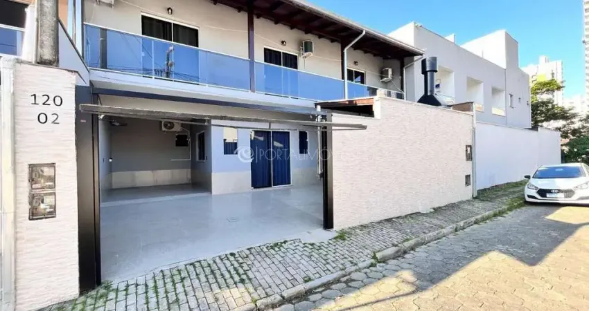 Casa climatizada com 3 andares, churrasqueira e 2 vagas – várzea, itapema