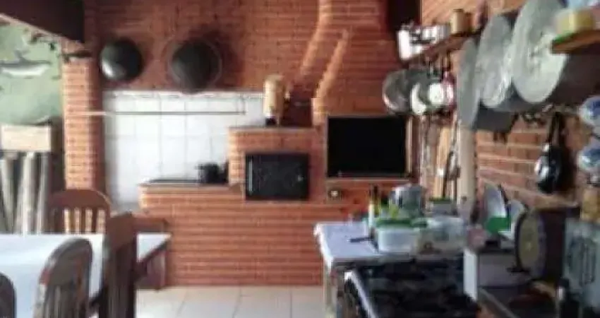 Casa à venda na Avenida Rio de Janeiro, Indaiá, Caraguatatuba