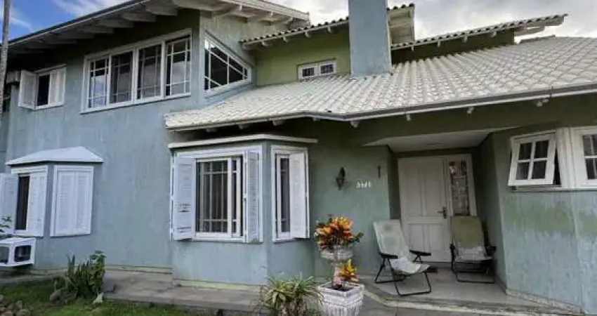 Sobrado imponente construído em dois terrenos – conforto e espaço para toda a família!