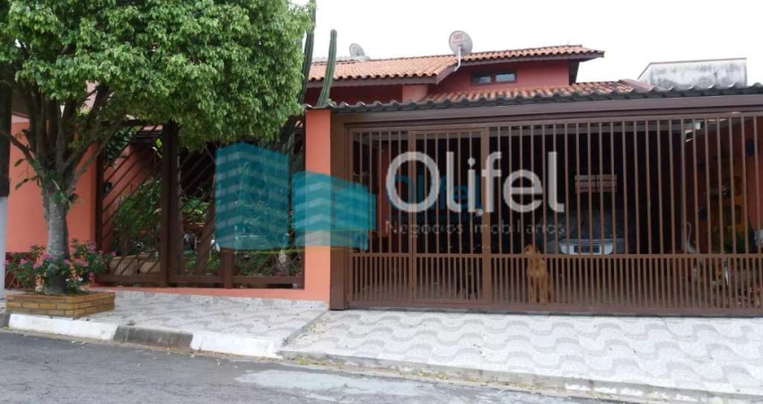 Casa térrea com 05 dormitórios, sendo 02 suítes, armários planejados, sistema de aquecimento a gás, hidromassagem, ar condicionado, jardim, localizado no centro da cidade de Louveira, acesso rápido à 