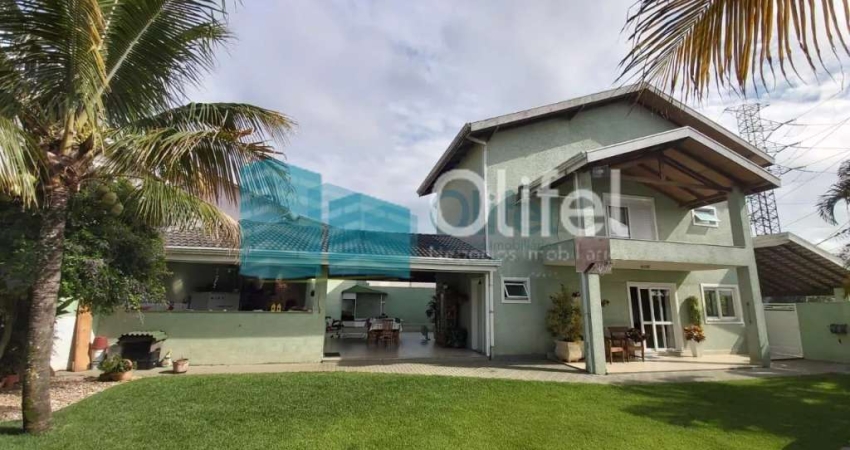 Lindo sobrado em condomínio com ótima localização e segurança 24 horas, 640 m² de terreno com 360 m² de construção, 4 dormitórios sendo 2 suítes e uma com hidromassagem e closet, 2 salas, lavabo, ampl