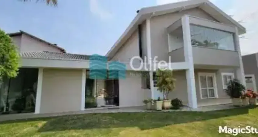 Lindo sobrado em condomínio com ótima localização e segurança 24 horas, 640 m² de terreno com 360 m² de construção, 4 dormitórios sendo 2 suítes e uma com hidromassagem e closet, 2 salas, lavabo, ampl