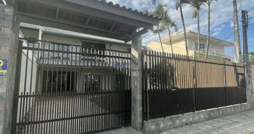 Casa Grande com 5 dormitorios sendo 1 suite e 4 vagas de garagem no Bairro Sao Vicente em Itajai