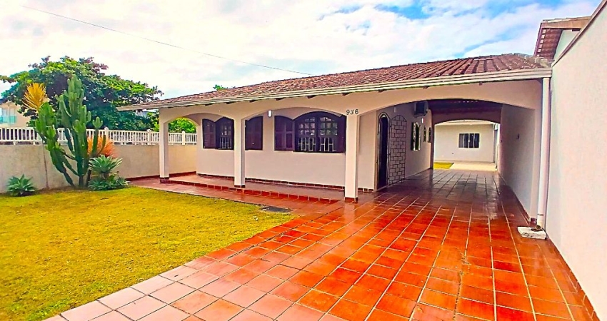 Casa na quadra do mar de 3 dormitórios no Balneário Ipacaraí em Matinhos - Pr