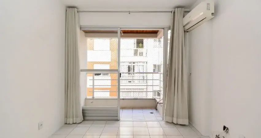 APARTAMENTO SEMIMOBILIADO COM 2 SUÍTES E 1 VAGA DE GARAGEM NO CENTRO DE FLORIANÓPOLIS
