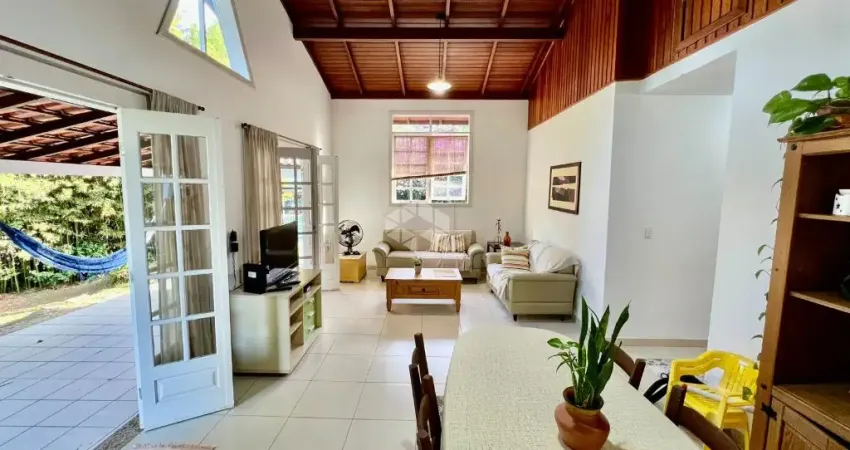 CASA COM VISTA MAR NO AÇORES COM 3 QUARTOS SENDO 1 SUÍTE E 3 VAGAS DE GARAGEM