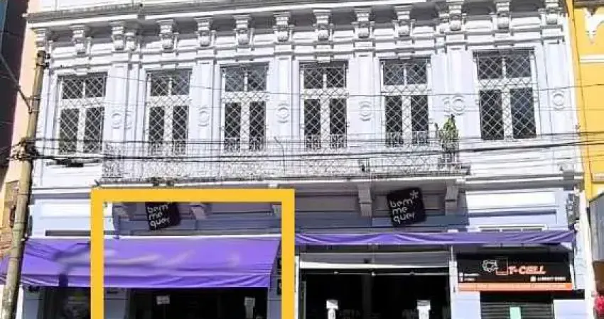 Grande loja 2 pavimentos na praça tiradentes de frente para a rua no centro. [540.001]