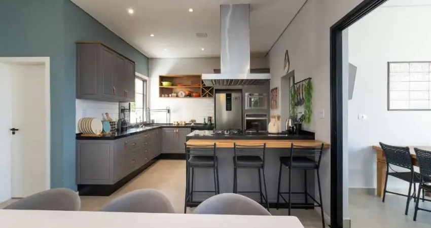 Casa em condomínio para venda com 4 quartos, sendo 3 suítes , 232m²