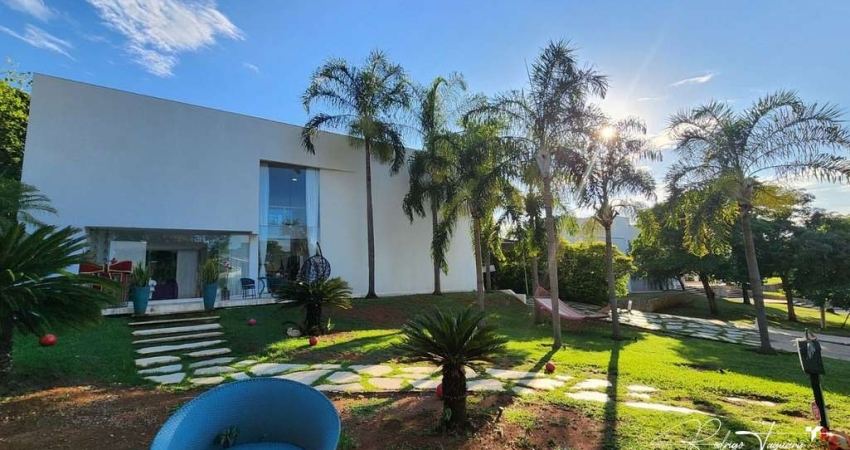 Sobrado à venda no Aldeia do Vale com 3 suítes, projeto Leo Romano e integração total à natureza