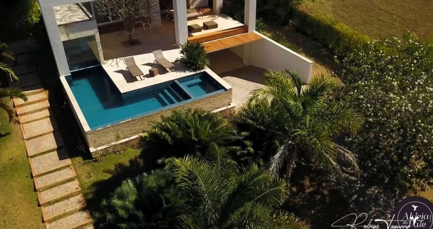 Sobrado à venda no Aldeia do Vale com 4 suítes, lazer completo e vista definitiva para o lago
