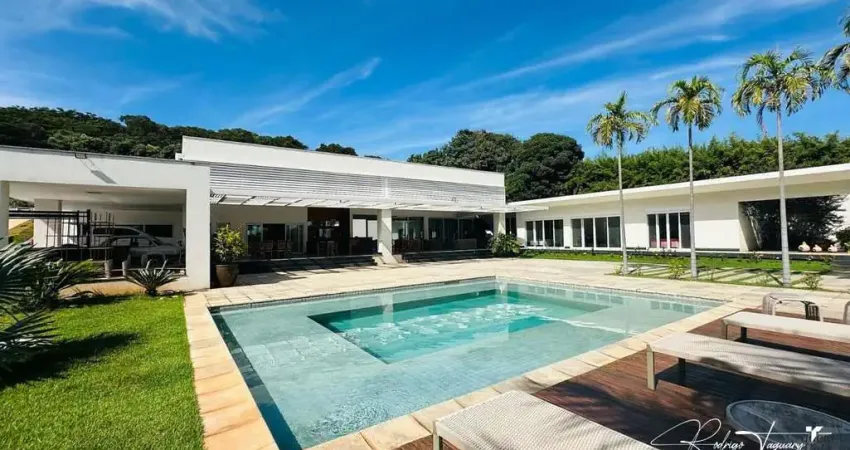 Casa térrea de alto padrão à venda no Aldeia do Vale com 4 suítes, vista definitiva e projeto Leo Romano