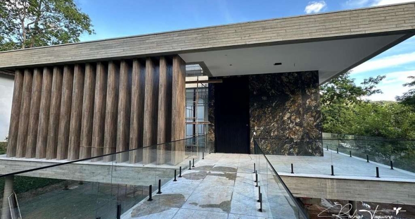 Casa de alto padrão com 6 suítes e lazer completo no Aldeia do Vale
