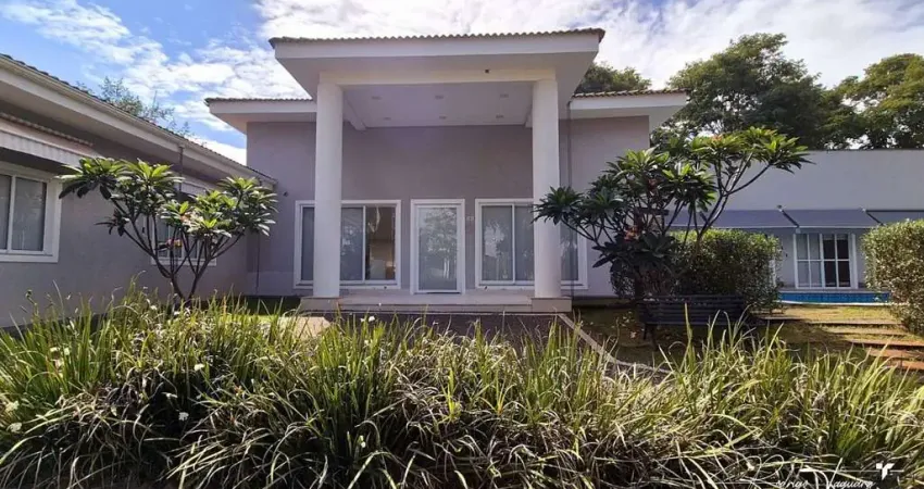 Casa térrea à venda no Aldeia do Vale com 4 suítes, vista para mata e lago e lazer completo