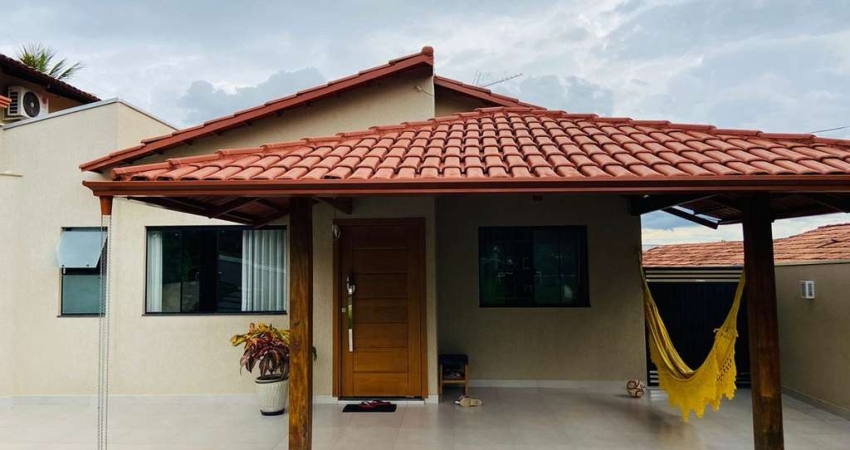 Casa térrea reformada no Condomínio Monte Verde com 250 m² construídos e 3 quartos (2 suítes)