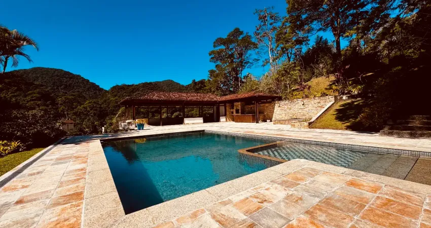 Residência exclusiva em um dos endereços mais desejados de teresópolis.