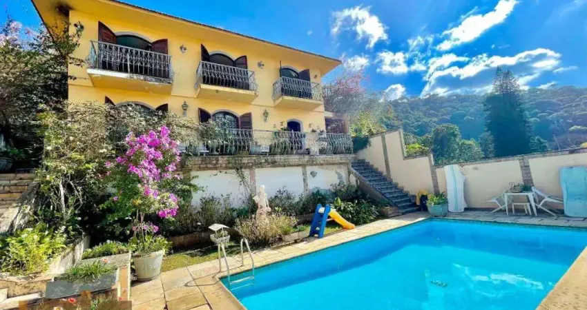Casa com 3 dormitórios à venda, 146 m² por R$ 820.000,00 - Vale do Paraíso - Teresópolis/RJ