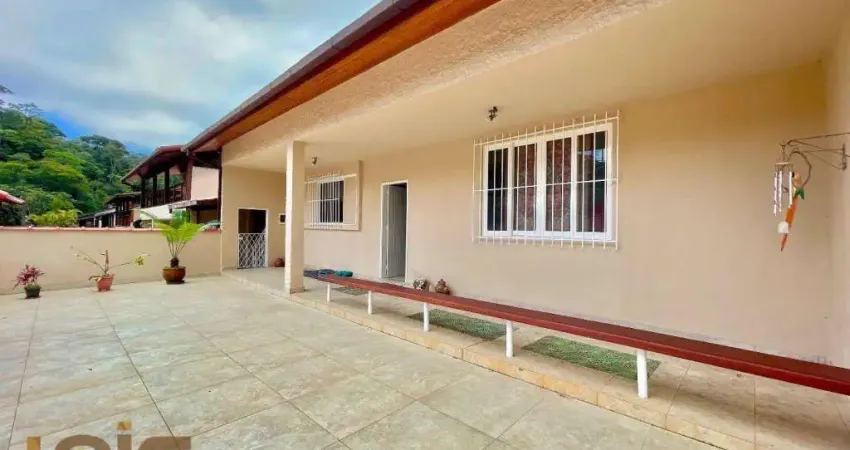 Casa com 3 dormitórios à venda, 146 m² por R$ 800.000,00 - Comary - Teresópolis/RJ
