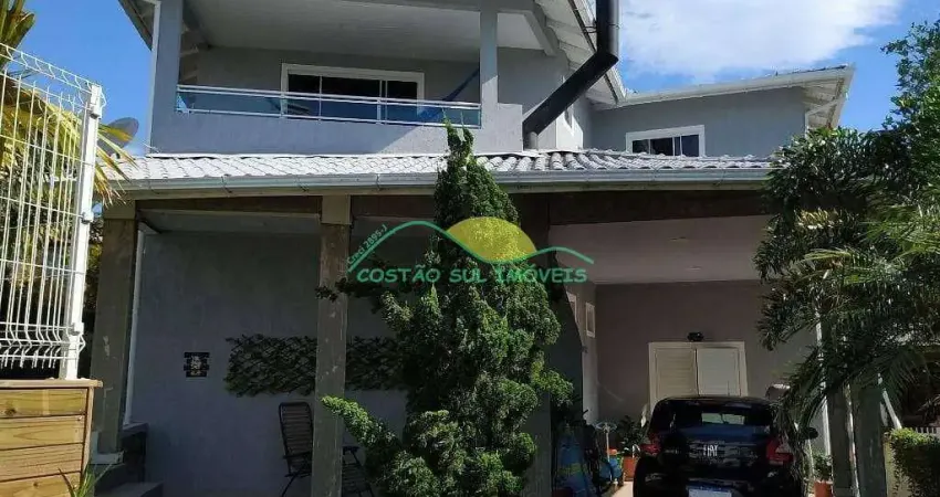 Edificação com 2 casas. Interessante para residir e gerar renda, dista a 390 m da Praia dos Inglese