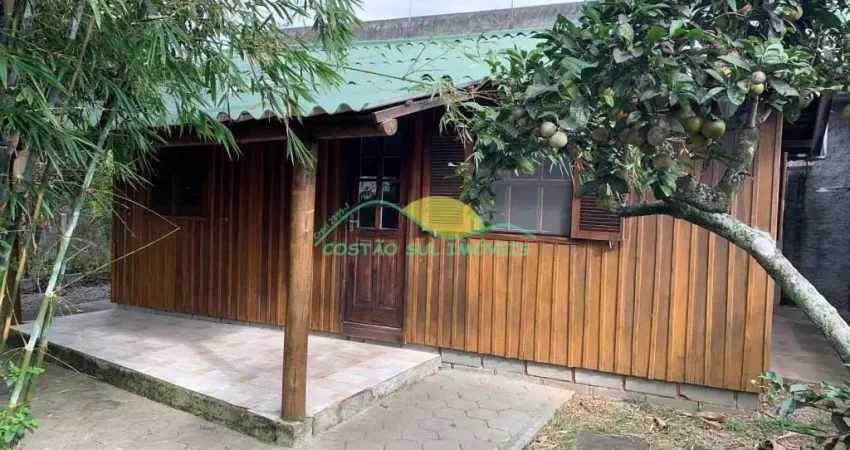 Aluguel - casa em madeira com 2 quartos, terreno arborizado e rua sem saida