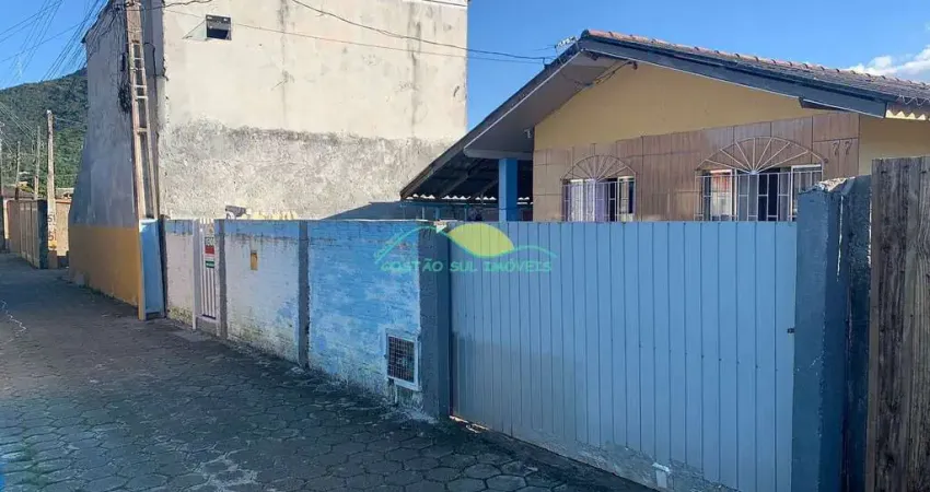 Casa de alvenaria de um quarto com 70m², edificada em terreno de 120m², sem escritura pública na ta