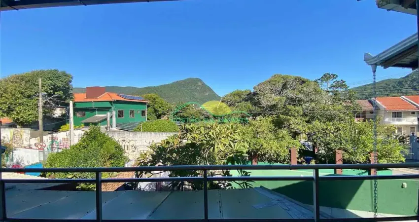 Casa Ampla com 3 Quartos a Poucos Metros da Praia na Armação – Conforto e Localização em Florianópo