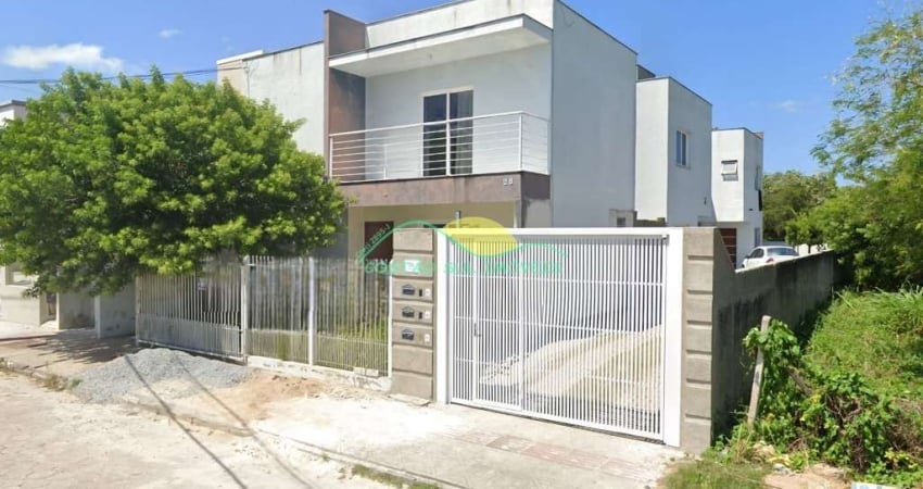 Casa geminada de dois pavimentos, mobiliada, com Escritura Pública e financiável, próxima a Pizzari