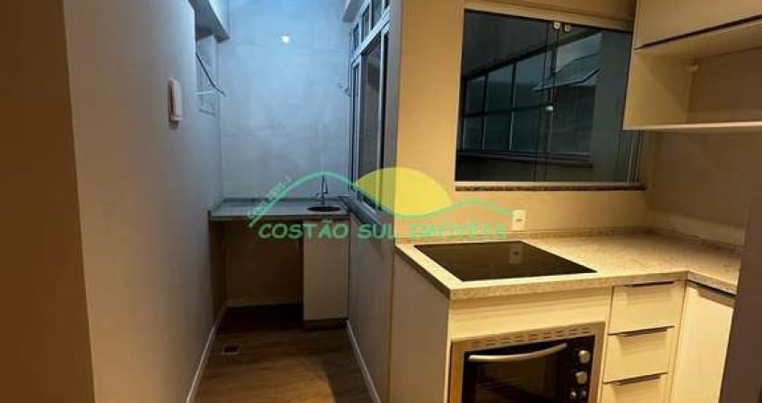 Apartamento reformado à venda no Ed. Pedro I, Centro, Florianópolis, SC