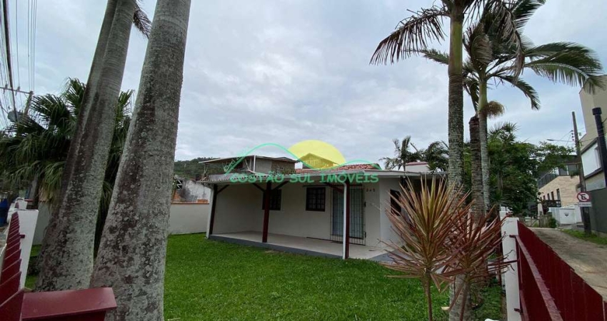 Locação Anual: Casa com Piscina a Poucos Passos da Praia no Morro das Pedras – Florianópolis, SC