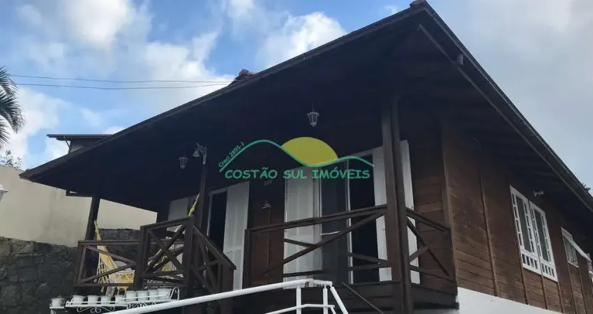 Casa térrea de madeira de lei com 2 quartos, linda vista do mar e a 550 metros da praia na Caiacang