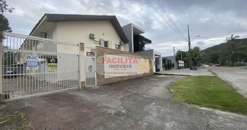 Sobrado duplex em caiobá, 03 quartos sendo 01 suíte, banheiro e lavabo. churrasqueira e ar condicionado e internet
