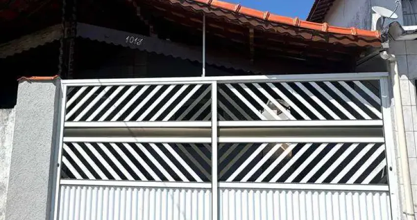 CASA c/ 2 Dorm sendo 1 SUÍTE, TODA REFORMADA, 70,50 m² de área útil. BAIRRO: