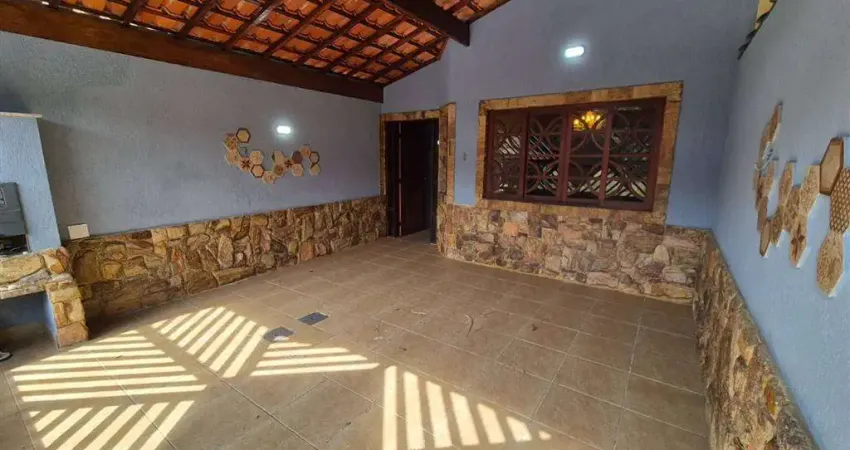 Casa 2 Dorms c/ 1 suíte, 75 m² de área útil, churrasqueira e 2 vagas de garagem. Bairro: Jardim Real.