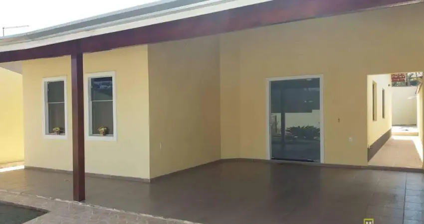 Casa com 3 dormitórios à venda, 157 m² por R$ 900.000,00 - Centro - Serra Negra/SP
