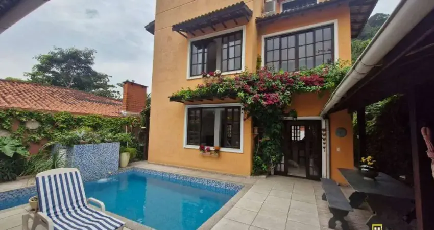 Sobrado triplex com 5 suítes à venda, 240 m² por R$ 1.900.000,00 - Tombo - Guarujá/SP